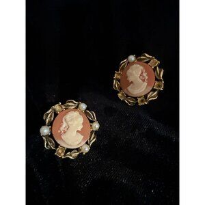 Vintage Earrings Clip On Cameo Victorian Lady Gold Toned. Pre-owned